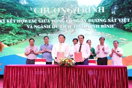 Representatives of the Ninh Binh Tourism Department and the Vietnam Railway Corporation show the signed MoU on cooperation. (Photo: VNA)