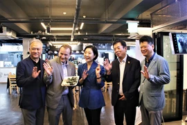 Vietnamese Ambassador to the RoK Vu Ho (second from right), the RoK’s Minister of SMEs and Startups Oh Young-joo (centre), and other guests during their visit to the Kyungdong market in Seul on September 13. (Photo: VNA)