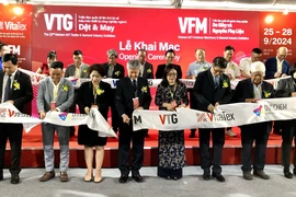 Delegates mark the opening of the series of exhibitions in the textile and apparel sector in Ho Chi Minh City on September 25. (Photo: VNA)