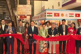 Delegates cut the ribbon to open the Vietnamese pavilion at the Uttar Pradesh International Trade Show 2024. (Photo: VNA)