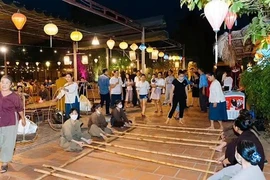 Tourists explore a rural market space and folk games as part of a tour to enjoy real-life show “The Quintessence of Tonkin”. (Source: Fanpage of “The Quintessence of Tonkin”)