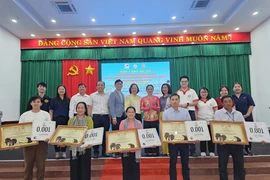 The project on sustainable coastal community development, supported by Thai experts, is handed over to five tourism entities in Binh Dai district, Ben Tre province, on October 15. (Photo: VNA)