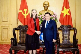 Prof. Dr. Nguyen Xuan Thang (right), Politburo member, Director of the Ho Chi Minh National Academy of Politics, and Chairman of the Central Theoretical Council, receives Resident Representative of the UN Development Programme (UNDP) in Vietnam Ramla Khalidi in Hanoi on October 17. (Photo: VNA)