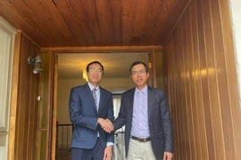 Vietnamese Ambassador to Australia Pham Hung Tam (right) receives President of the Vietnam Australia Innovation Network (NIC AU) Tran Phi Vu on October 31. (Photo: VNA)