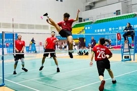 Phung Manh Tu and Phan Thi Quynh Lien of Vietnam (right) seen in an attack in the mixed doubles of the World Shuttlecock Championship. They defeated a Chinese pair to take gold. (Photo: Vietnam Sports Team)