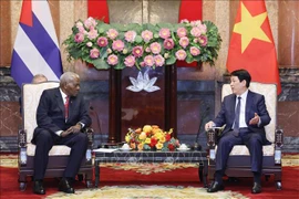 State President Luong Cuong (right) and President of the National Assembly of People’s Power of Cuba Esteban Lazo Hernandez at their meeting in Hanoi on November 2 (Photo: VNA)