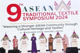 Ngo Phuong Ly (second from left), spouse of Vietnam’s Party General Secretary To Lam, and other ladies at the opening ceremony of the 9th ASEAN Traditional Textile Symposium. (Pjhoto: VNA)