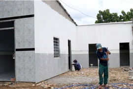 Workers build a house for a poor family in Gia hamlet of Phuoc Ha commune, Thuan Nam district, Ninh Thuan province. (Photo: VNA) 