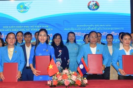 Representatives of the women's unions of Dien Bien province and the three Lao provinces sign an MoU for 2024 - 2026. (Photo: VNA)