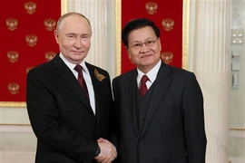 Le président lao Thongloun Sisoulith (droite) et son homologue russe Vladimir Poutine, le 9 mai à Moscou. Photo: AFP/VNA