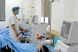 Des personnes intoxiquées sont traitées à l'hôpital d'amitié Lac Viet. Photo: VNA