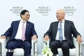 Le Premier ministre Pham Minh Chinh (gauche) et le professeur Klaus Schwab, fondateur et président exécutif du Forum économique mondial. Photo: VNA