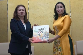 La vice-présidente du Comité populaire de la ville de Da Nang, Nguyen Thi Anh Thi (droite), offre un cadeau à la vice-présidente de l'Université préfectorale de Nagasaki, Satomi Iwashige. Photo: VNA