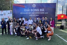 L'équipe Xom remporte le titre de champion du tournoi de football d'été. Photo: VNA