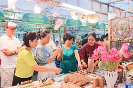 Des produits à base de lotus sont présentés lors du Festival de lotus. Photo: VNA