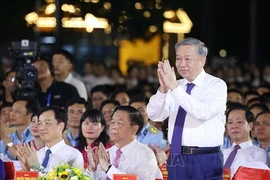 Le secrétaire général du Comité central du Parti communiste du Vietnam et président de la République, Tô Lâm, assiste à l'événement artistique spécial. Photo: VNA