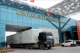 Un véhicule transportant des marchandises au poste frontalier de Mong Cai (Vietnam). Photo : VNA 