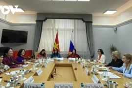 Séance de travail entre la délégation de l'Union des femmes vietnamiennes et des représentants du mouvement public "Union des femmes de Russie - Espoir de la Russie" et du Comité de la Douma d'État pour la protection de la famille, les questions de paternité, de maternité et d'enfance. Photo: VOV