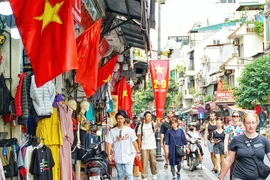 Des touristes visitent la capitale Hanoï. Photo: VNA