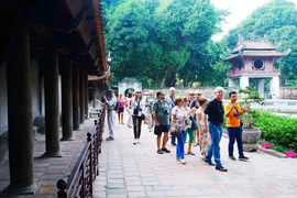 Des visiteurs étrangers visitent le Temple de la Littérature (Van Mieu) à Hanoï. Photo: hanoimoi.vn