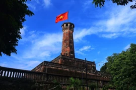 Exploration de sept tours du drapeau du Vietnam