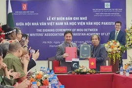 Cérémonie de signature d'un protocole de coopération entre l'Association des écrivains vietnamiens et l'Institut de littérature du Pakistan. Photo: sggp.org.vn