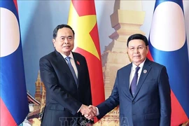 Le président de l'Assemblée nationale du Vietnam, Tran Thanh Man (gauche), et son homologue lao, Saysomphone Phomvihane. Photo: VNA