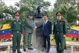 Le général Rafael Zerpa Zambrano, directeur de l'IAESEN, (2e à partir de la gauche), et l'ambassadeur du Vietnam au Venezuela, Vu Trung My. Photo: VNA