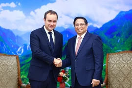 El primer ministro vietnamita, Pham Minh Chinh, recibió en Hanoi al ministro de Fuerzas Armadas de Francia, Sébastien Lecornu. (Fuente:VNA)