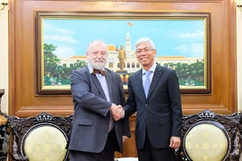 El vicepresidente del Comité Popular de Ciudad Ho Chi Minh, Vo Van Hoan, y el embajador checo en Vietnam, Hynek Kmoníček. (Fuente:Internet)