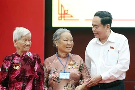 El presidente de la Asamblea Nacional de Vietnam, Tran Thanh Man, entrega obsequios a contribuyentes a la revolución. (Fuente: VNA)