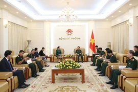 El ministro de Defensa de Vietnam, general Phan Van Giang, recibe a la embajadora de Laos en el país, Khamphao Ernthavanh. (Fuente:VNA)