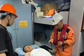 Salvan a tripulante chino herido en aguas vietnamitas. (Fuente: VNA)