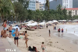 Turistas rusos en la playa de Hon Chong, provincia vietnamita de Khanh Hoa. (Fuente:VNA)