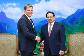 El primer ministro vietnamita, Pham Minh Chinh, recibe a Tim Hughes, vicepresidente a cargo de relaciones gubernamentales y negocios globles de SpaceX. (Fuente: VNA)