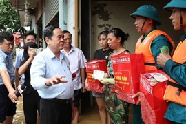 El presidente de la Asamblea Nacional, Tran Thanh Man, visitó y entregó obsequios a habitantes de la comuna de Nga My, distrito de Phu Binh. (Fuente:VNA)