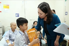 Vicepresidenta de Vietnam Vo Thi Anh Xuan entrega obsequios a pacientes infantiles. (Fuente: VNA)