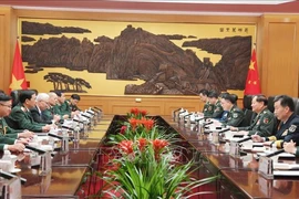 Panorama del encuentro entre el general Phan Van Giang, miembro del Buró Político, subsecretario de la Comisión Militar Central y ministro de Defensa de Vietnam, y Zhang Youxia, miembro del Buró Político y vicepresidente de la Comisión Militar Central de China. (Fuente: VNA)