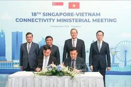 La firma de un memorando de entendimiento de cooperación entre la Agencia Empresarial de Singapur y el Departamento de Inversiones Extranjeras, dependiente del Ministerio de Planificación e Inversión de Vietnam. (Fuente:VNA)