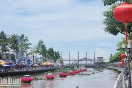 Se decoran con linternas de colores en el río Kien. (Fuente: nhandan.vn)