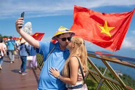 Turistas extranjeros en el Puente Dorado en la ciudad de Da Nang. (Fuente: VNA)