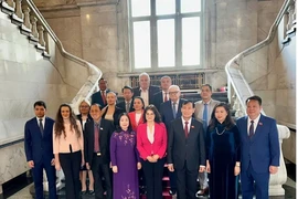 La delegación vietnamita se toma una foto de recuerdo con la vicepresidenta de la Asamblea Nacional y titular del Grupo Parlamentario de la Amistad Bulgaria-Vietnam, Rositsa Lyubenova Kirova. (Fuente:VNA)