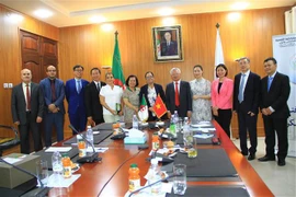 La delegación vietnamita visitó la sede del Consejo Nacional Económico, Social y Ambiental de Argelia (CNESE). (Fuente: VNA)