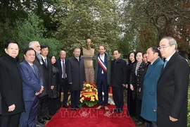 El secretario general del Partido Comunista y presidente de Vietnam, To Lam (séptima persona desde la izquierda), y los delegados de Vietnam y Francia ante el busto dedicado al Presidente Ho Chi Minh en el parque Montreux, ciudad de Montreuil, Francia. (Fuente:VNA)