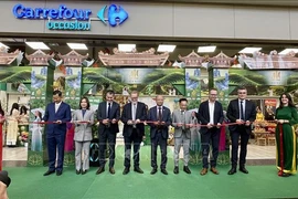 Delegados cortaron la cinta inaugural de la Semana de Productos Vietnamitas en el hipermercado Carrefour Collégie de París. (Fuente:VNA)