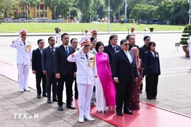 El presidente de la Cámara de Representantes de Malasia, Tan Sri Dato' Johari Bin Abdul, y su esposa, Puan Sri Datin Noraini Binti Mohd, rinden homenaje al Presidente Ho Chi Minh en su Mausoleo. (Fuente:VNA)