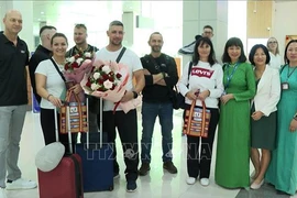 Turistas checos se toman fotografías de recuerdo con gerentes del Centro de Promoción de Inversión, Comercio y Turismo de Kien Giang. (Fuente:VNA)