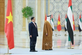 El vicepresidente de los Emiratos Árabes Unidos (EAU), Sheikh Mansour bin Zayed Al Nahyan, ofreció una ceremonia oficial de bienvenida con 21 disparos de salvas de cañones en el Palacio Presidencial en Abu Dhabi para el primer ministro de Vietnam, Pham Minh Chinh. (Fuente:VNA)