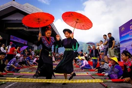 Artistas y turistas participan en la danza "sap" en el Festival del Espacio Cultural y Gastronómico del Noroeste. (Fuente: VNA)