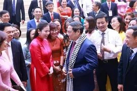 El primer ministro Pham Minh Chinh se reúne con maestros destacados. (Fuente: VNA)